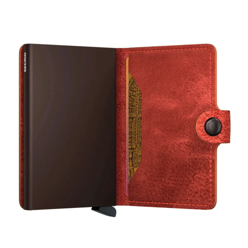 Features press stud closure