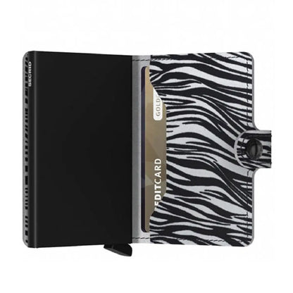 Features press stud closure