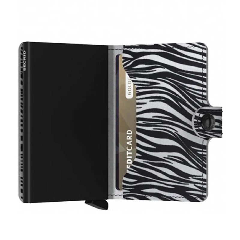 Features press stud closure