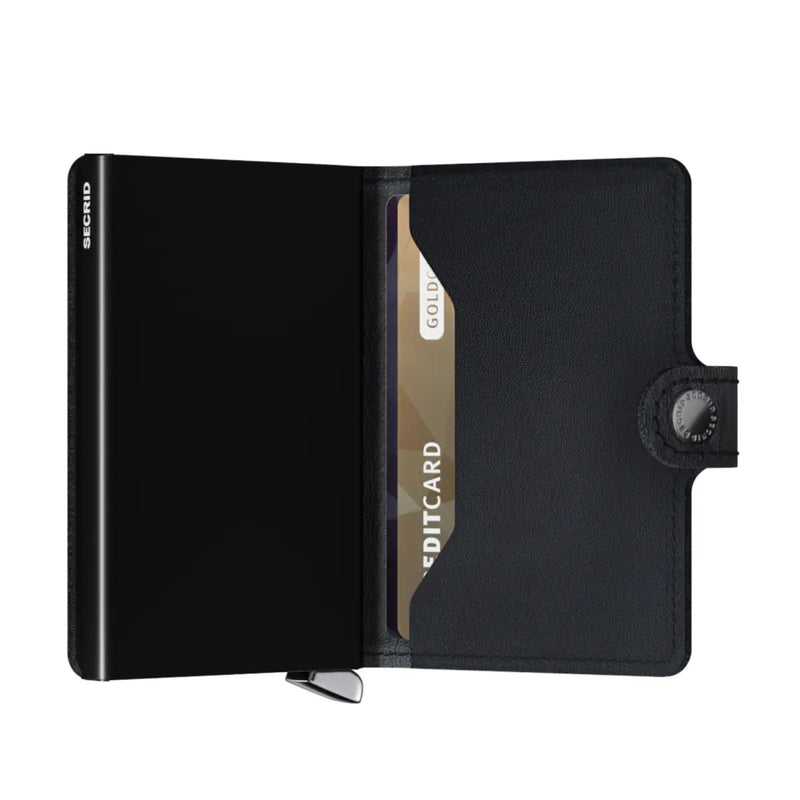 Features press stud closure