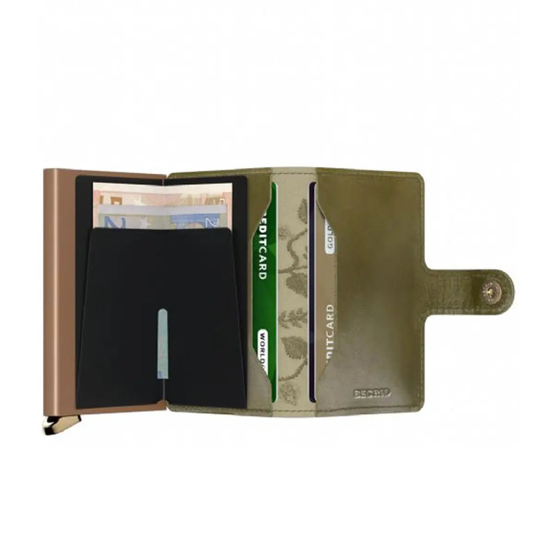 Features press stud closure