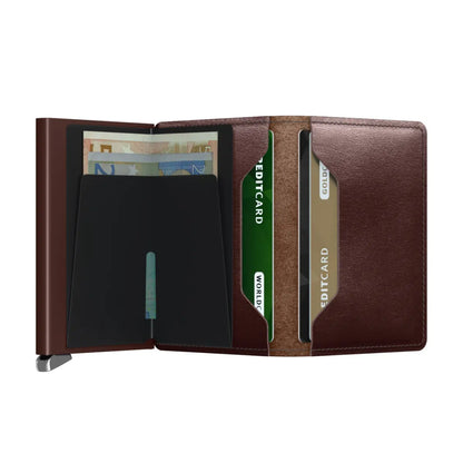 Dusk leather wallets are tanned by Tuscan leather artisans. La Bretagna, a family-owned business, is a pioneer in the sustainable production of vegetable-tanned leather.