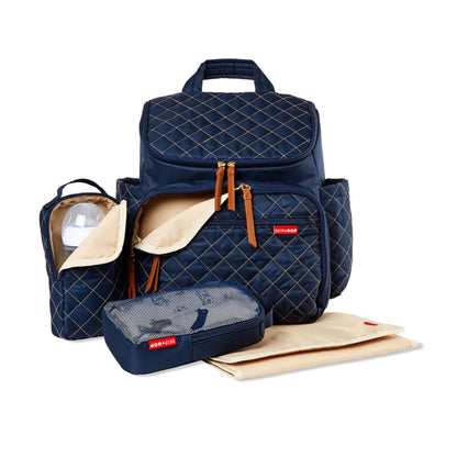 Front section with two-way zip closure allows easy access to two included storage cubes