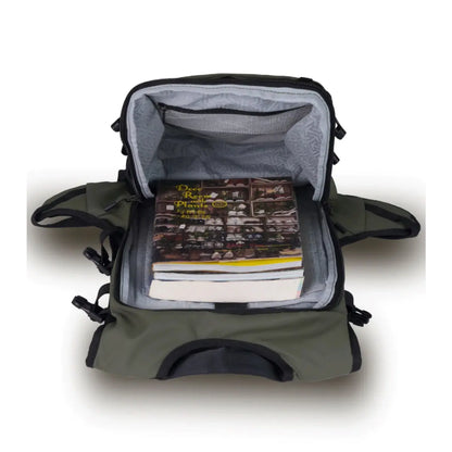 Large main compartment with internal pockets