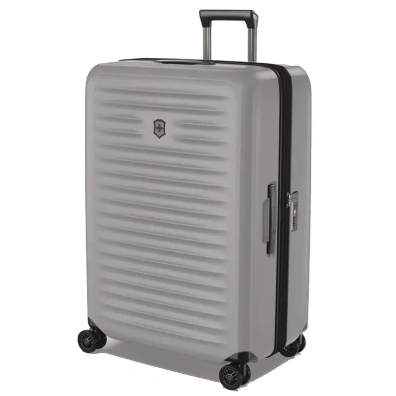 Swiss Engineered top and side handle ensures easy handling