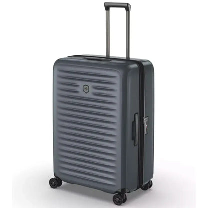 Swiss Engineered top and side handle ensures easy handling