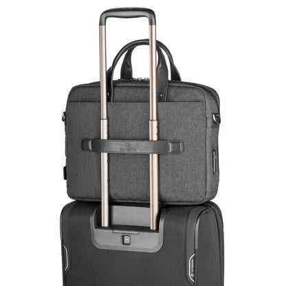 Pass-through pocket to attach your bag to your trolley for easy manoeuvring