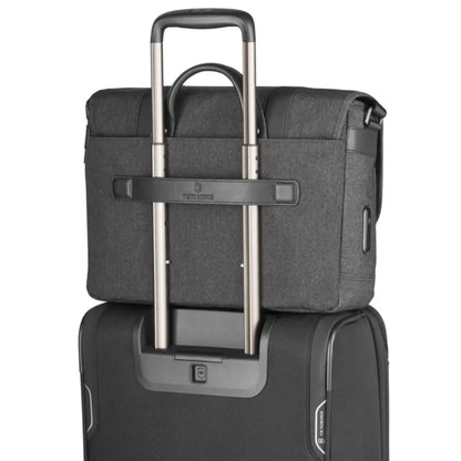 With pass-through pocket to attach your bag to your trolley for easy manoeuvring