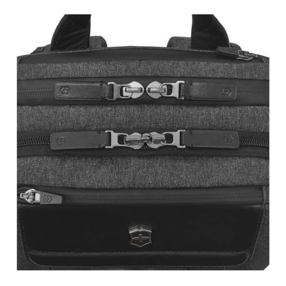 Kissing (lockable) zippers on the main compartment offer optimal security