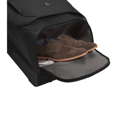 Expandable shoe pocket with easy-to-clean lining (for shoes or wet items)