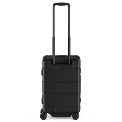 Aluminium frame adds stability to the case that can be felt instantly