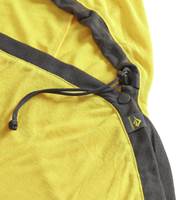 The drawcord shoulder openings can be opened or closed for optimal comfort